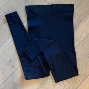 Blanqi black maternity leggings over bump